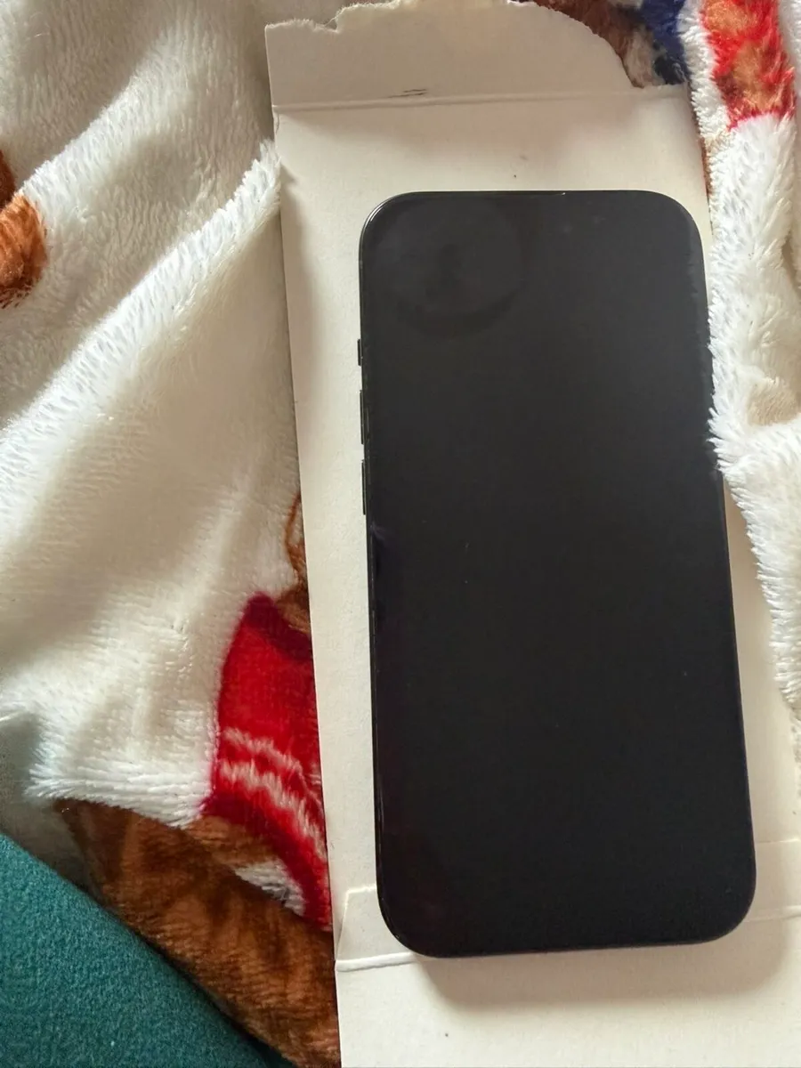 iPhone 15 - Image 3