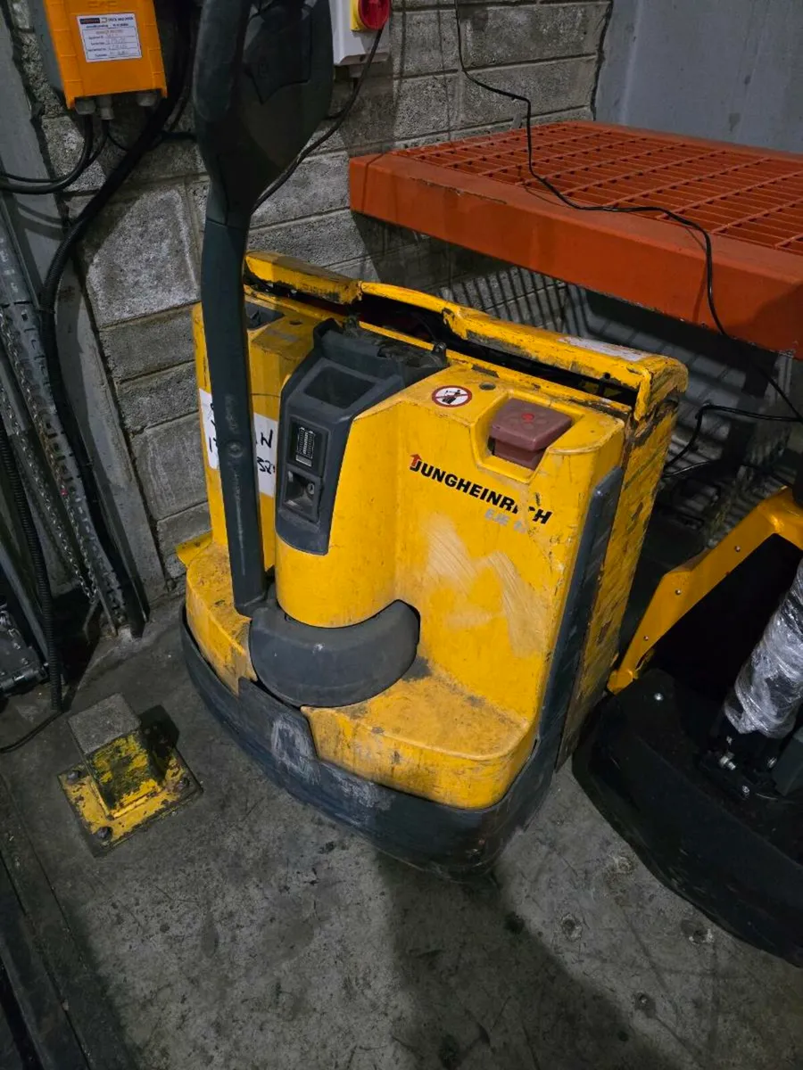 Electric pallet truck - Image 1