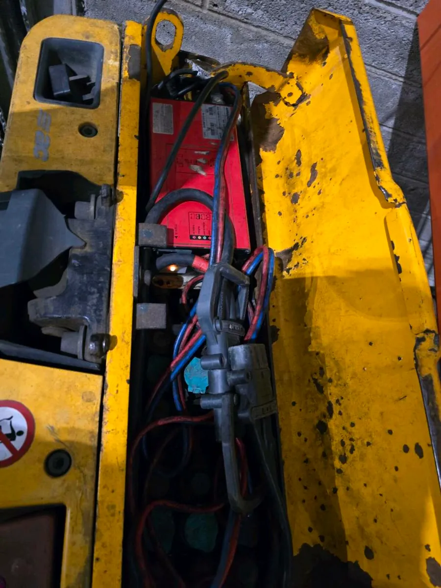 Electric pallet truck - Image 2