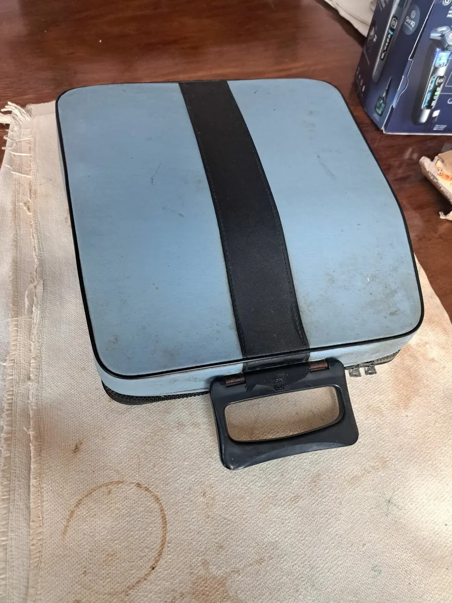 Olivetti Lettera 32 Typewriter in original case - Image 2