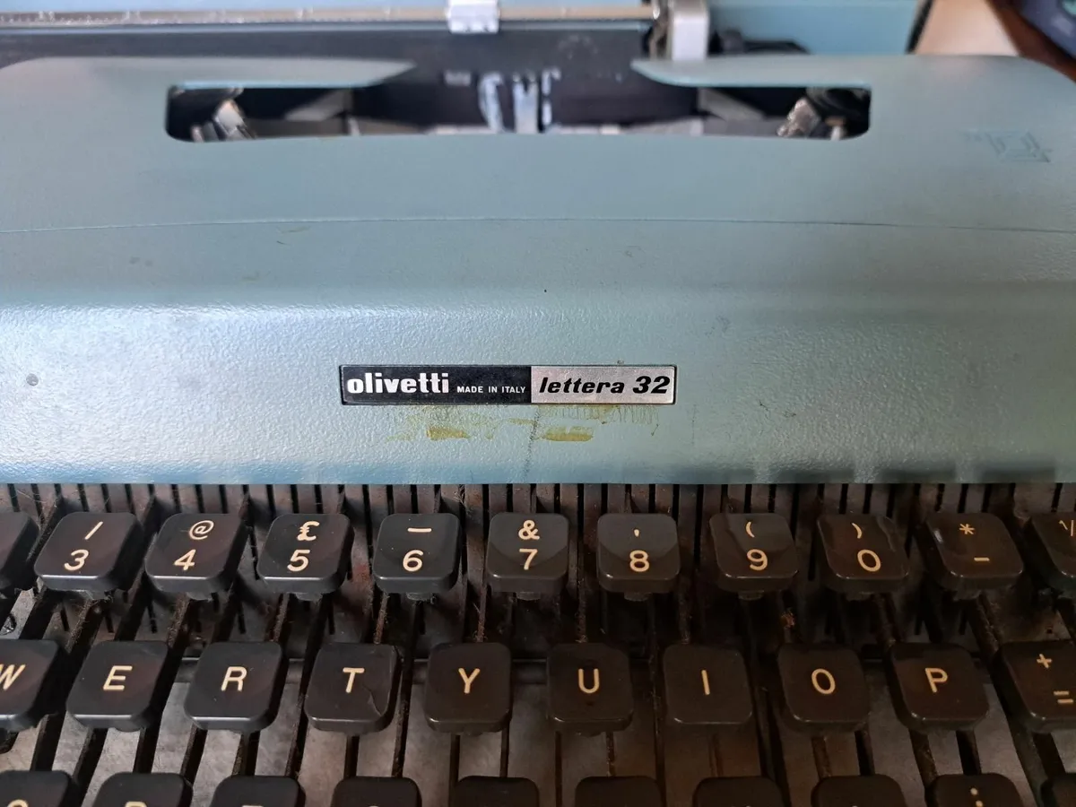 Olivetti Lettera 32 Typewriter in original case - Image 4