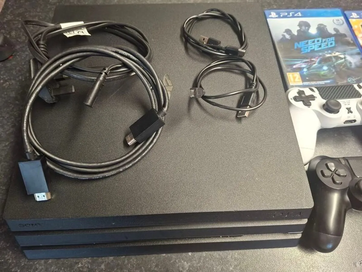 playstation 4 pro 1tb, 2 controller and games - Image 3