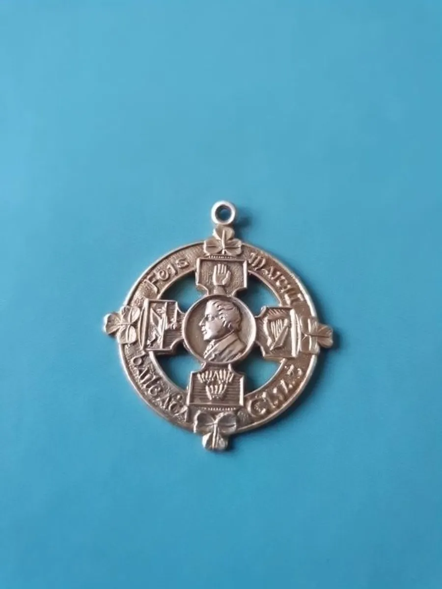 Gold Irish Medal - Image 4
