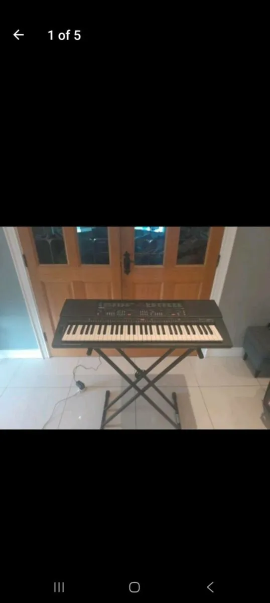 Electric  keyboard  and stand - Image 1