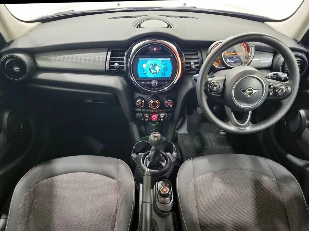 Mini Cooper 5-Door Cooper Classic - Image 4