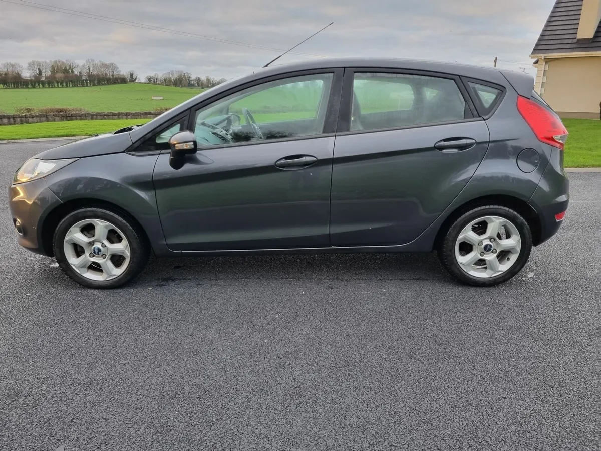 Ford Fiesta 2010 - Image 2