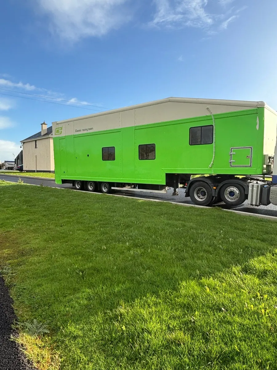 Race trailer motorhome - Image 1