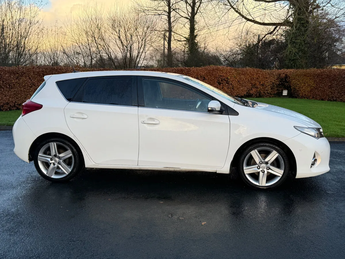 2015 Toyota Auris Aura Sport | Leather | Camera - Image 4