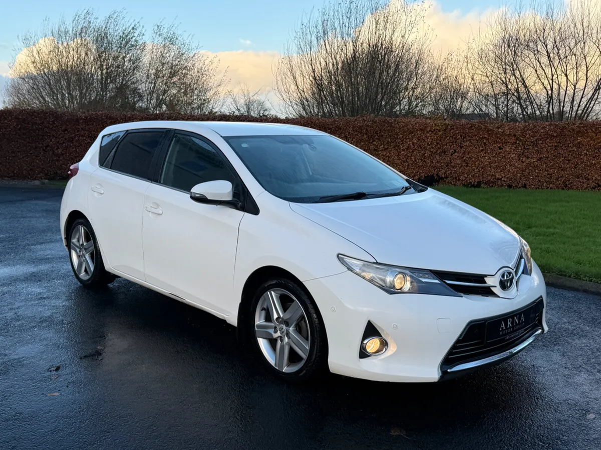2015 Toyota Auris Aura Sport | Leather | Camera - Image 2