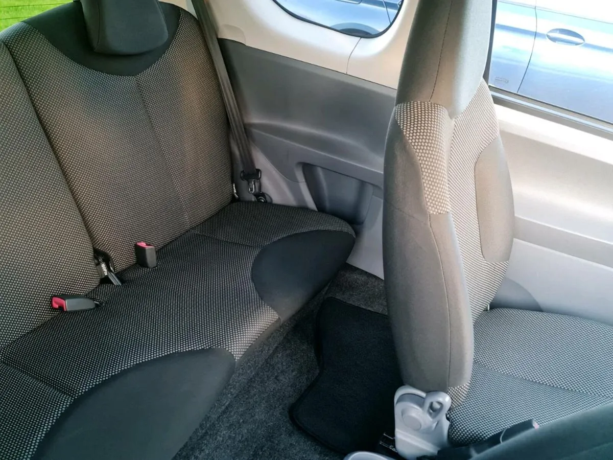 Toyota Aygo 2011 - Image 2