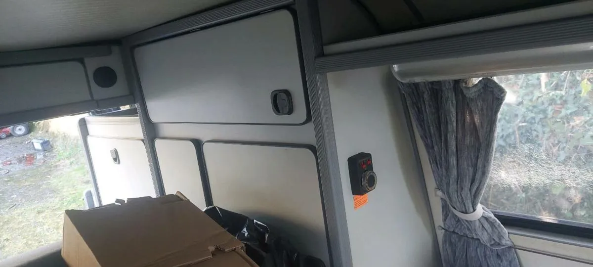 T25 POP TOP CAMPER - Image 4