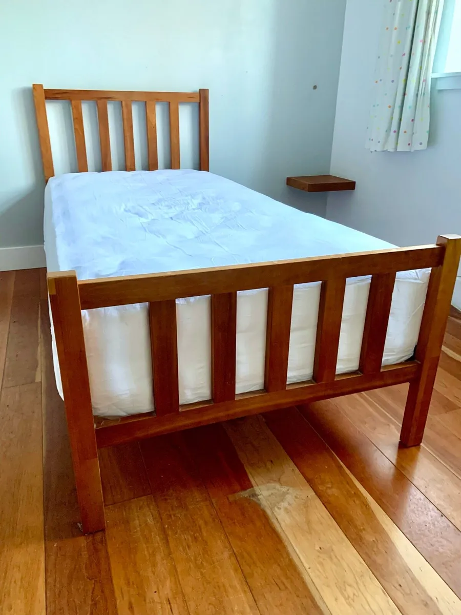 Single bed - Image 2