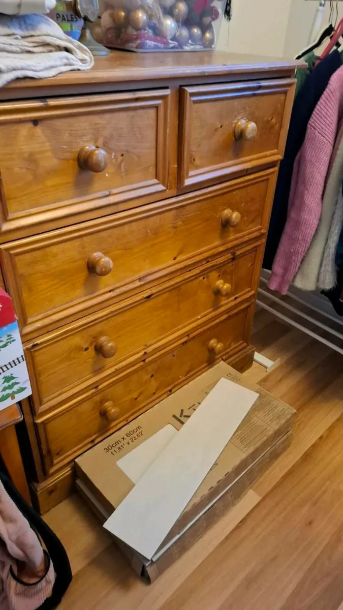 Pine chest of drawers - Image 1
