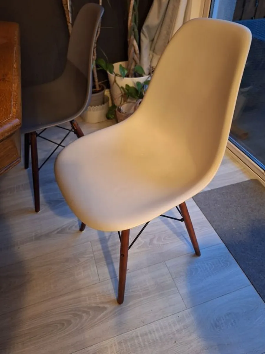 8x Eames Chairs - Image 3