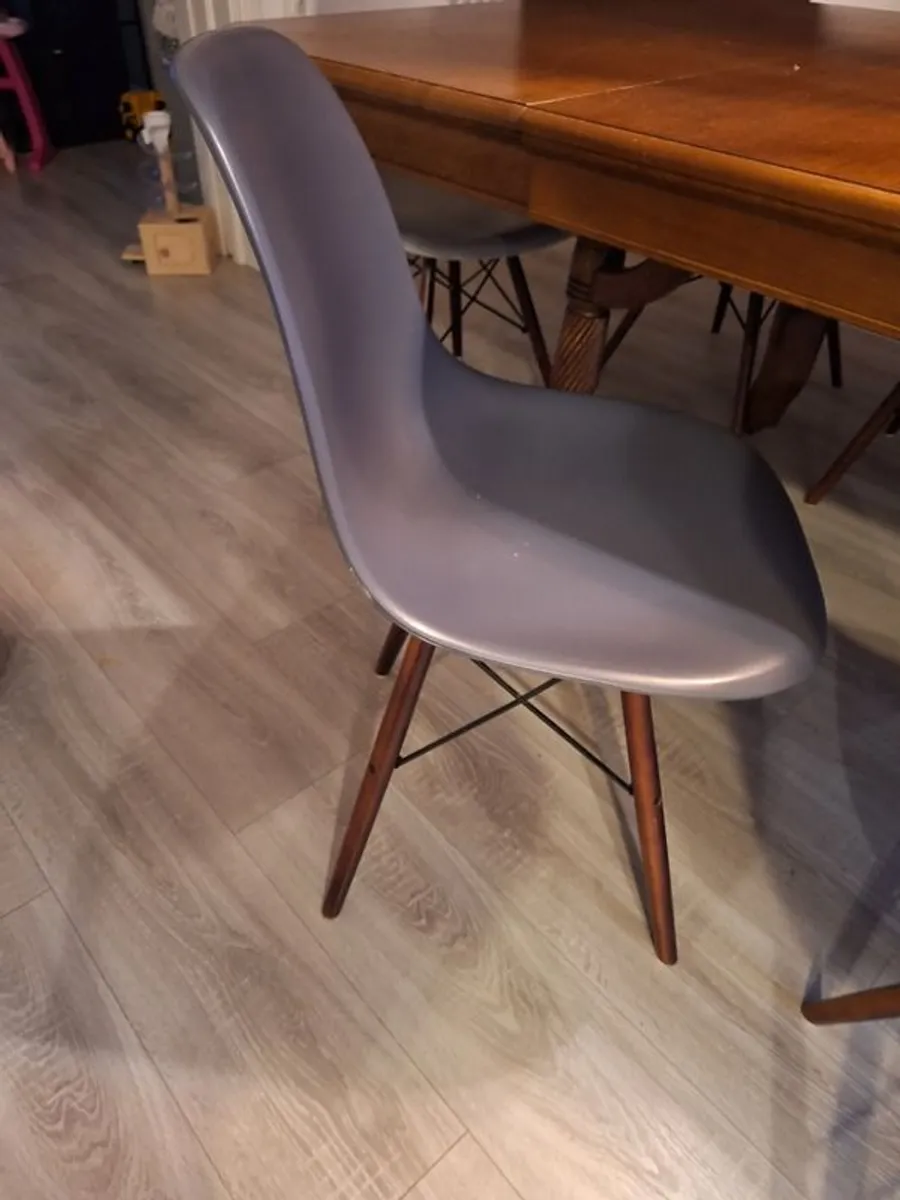 8x Eames Chairs - Image 4