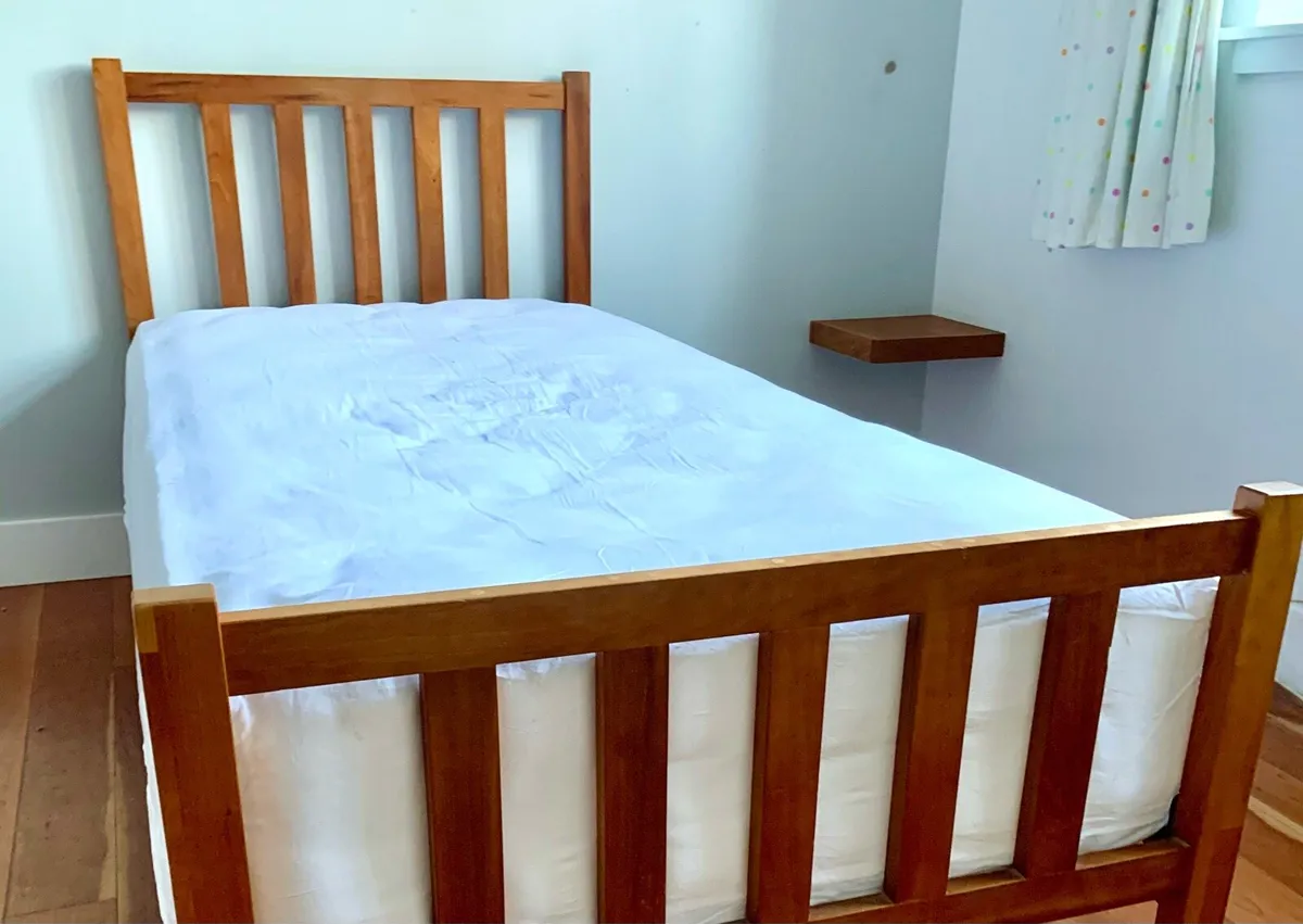 Single bed - Image 1