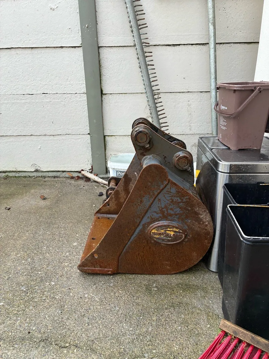 Bucket and Headstock - Image 2