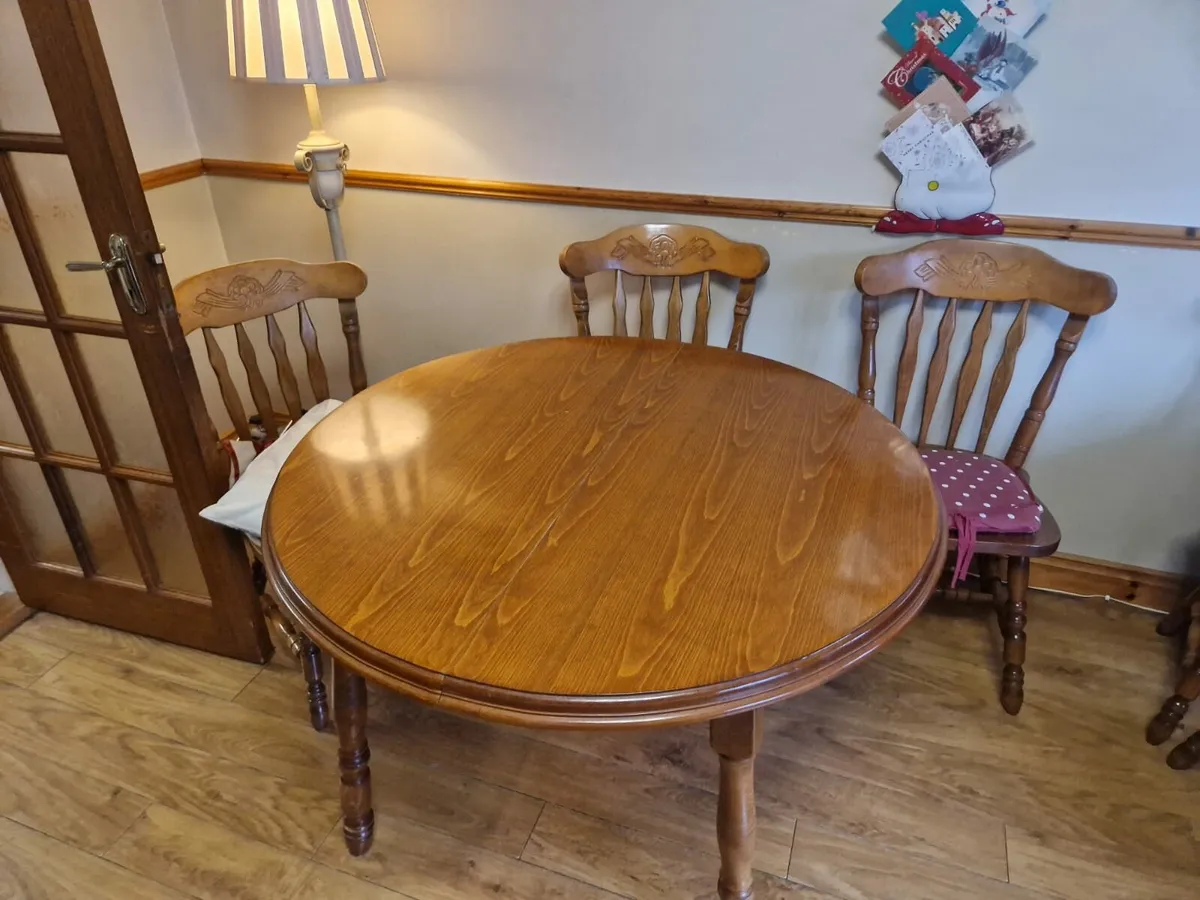 Table and chairs - Image 2