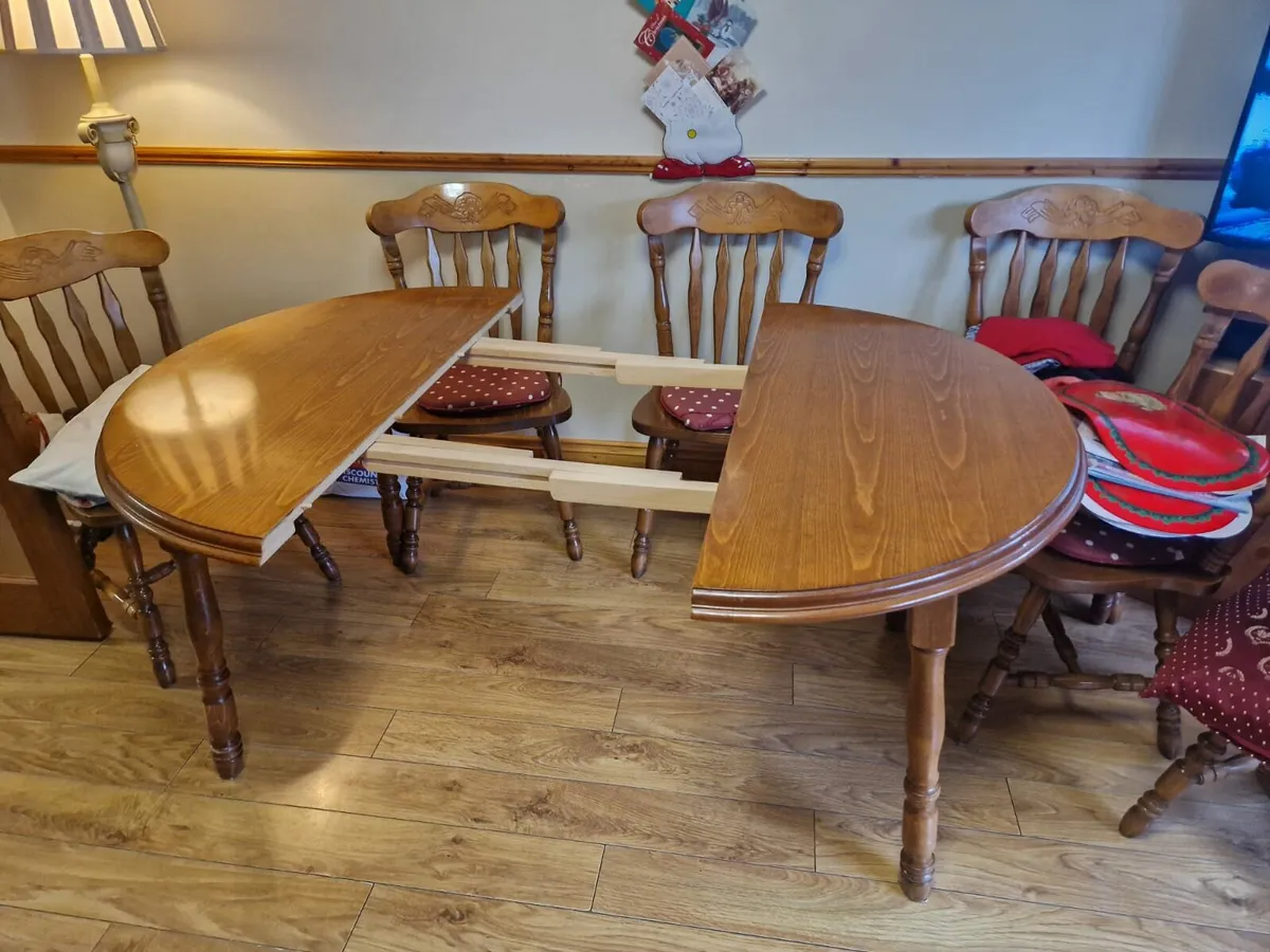 Table and chairs - Image 3