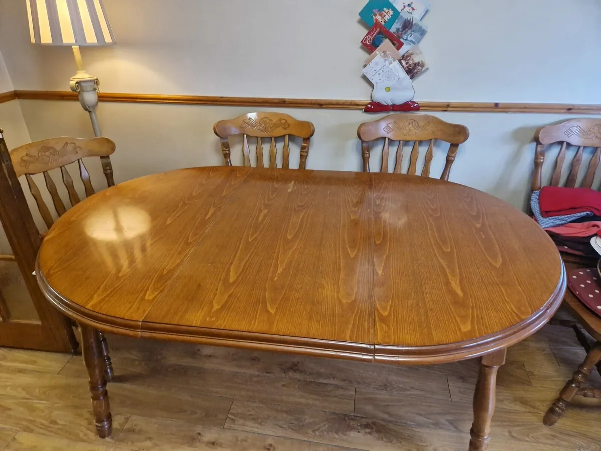 Table and chairs - Image 4