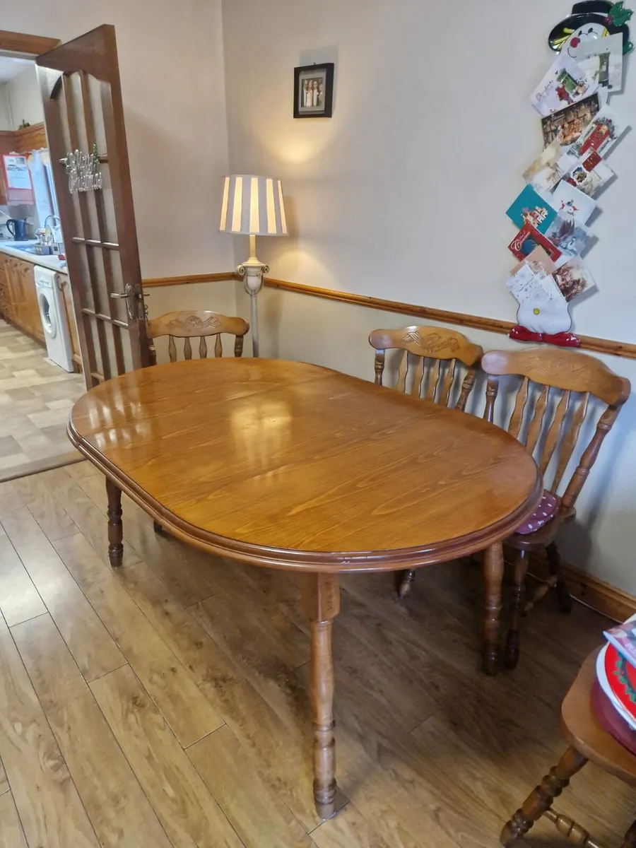Table and chairs - Image 1