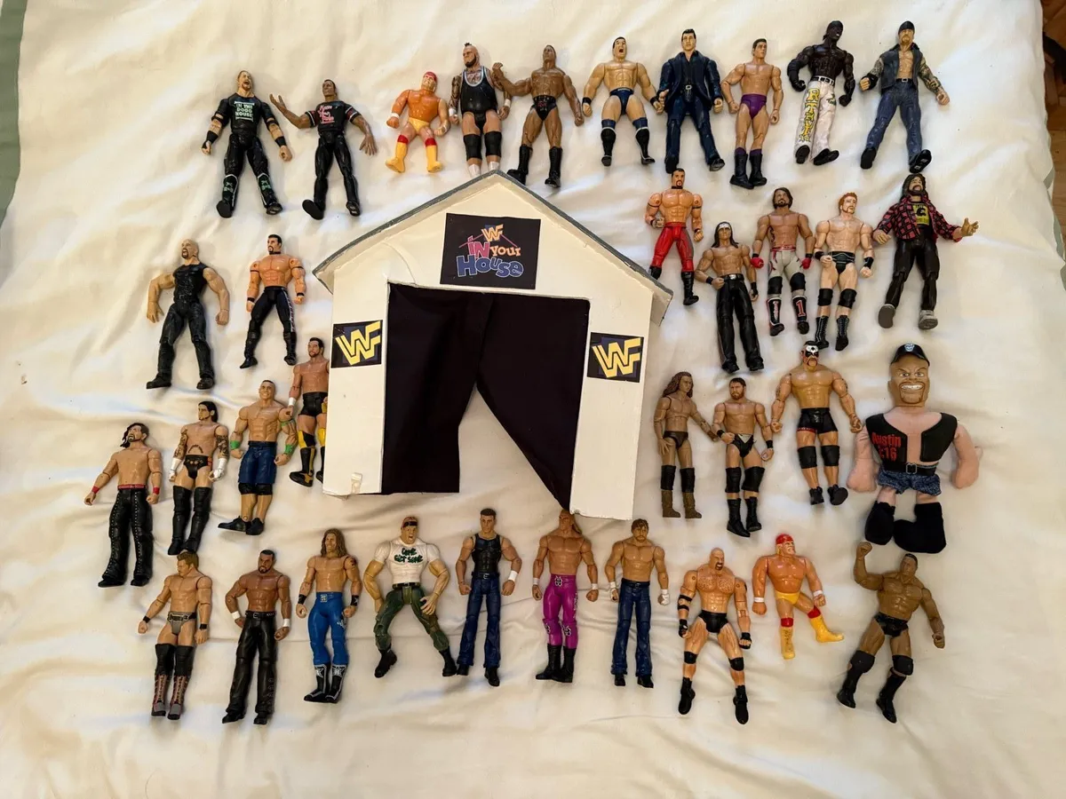Wwe 35 wrestling figures and stage playset - Image 1