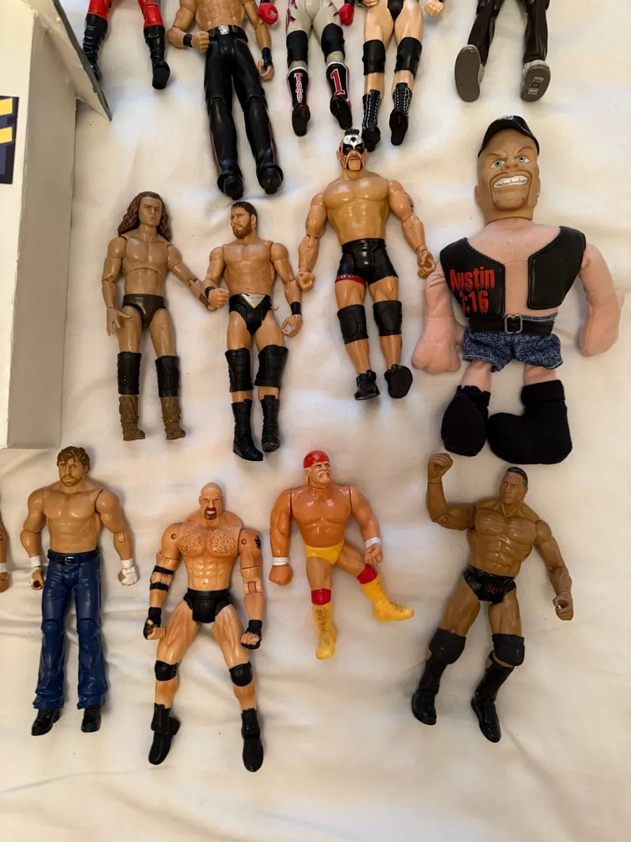 Wwe 35 wrestling figures and stage playset - Image 2