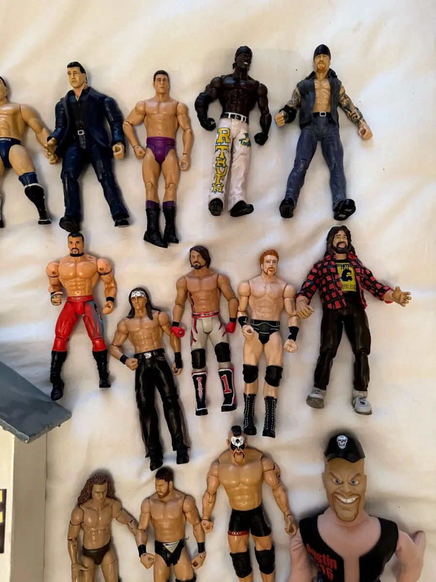Wwe 35 wrestling figures and stage playset - Image 3