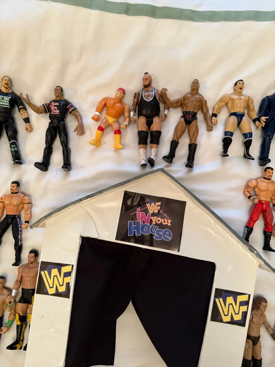Wwe 35 wrestling figures and stage playset - Image 4