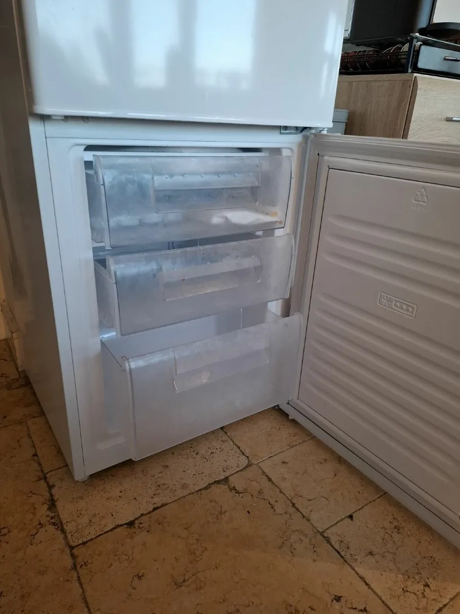 LOGIK I 70/30 Fridge Freezer - White - Image 4