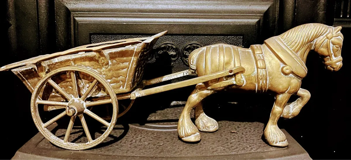 Very heavy solid brass horse and cart - Image 1