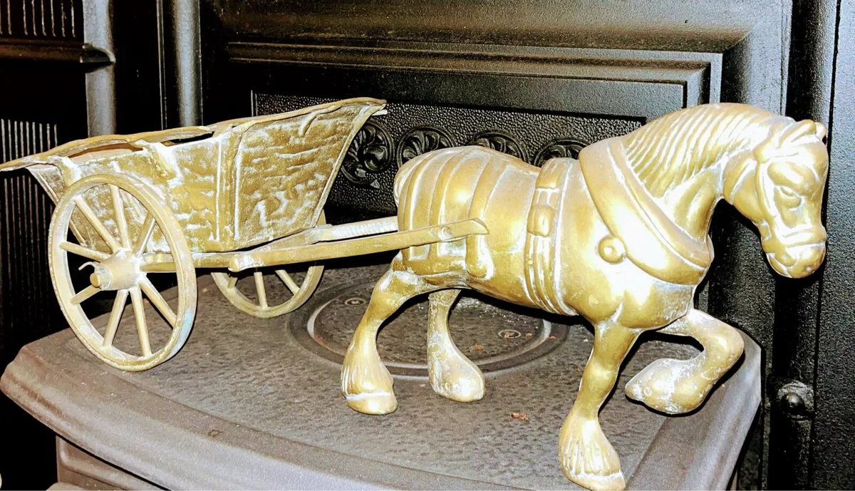 Very heavy solid brass horse and cart - Image 2
