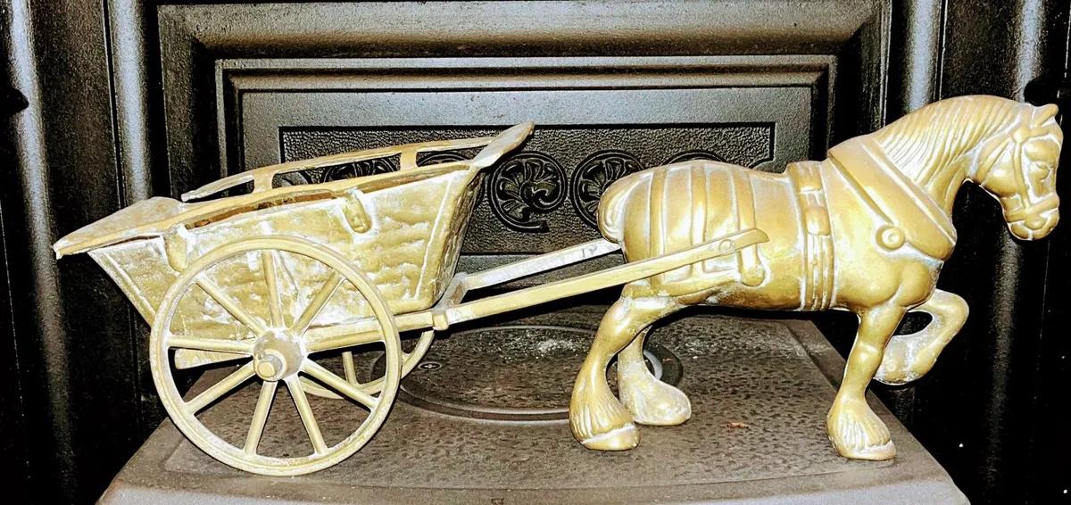 Very heavy solid brass horse and cart - Image 3
