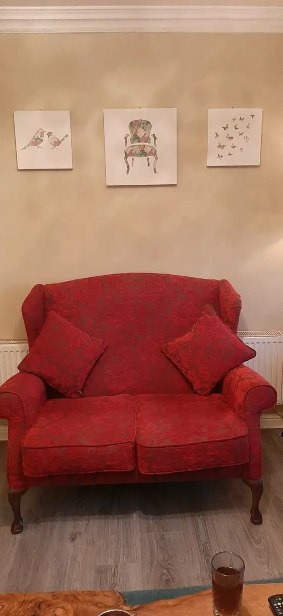 Queen Anne suite 2 seater plus 2 arm chairs - Image 1