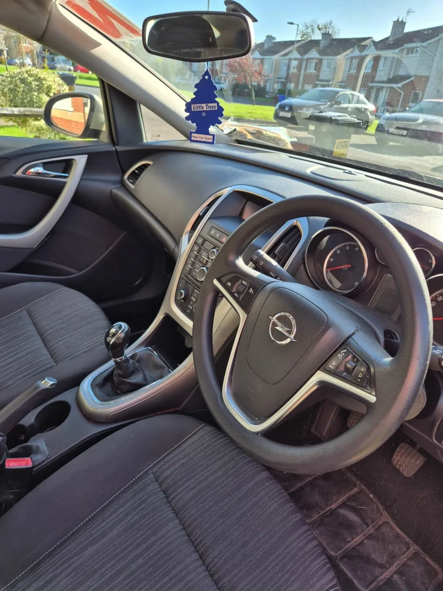 Opel Astra 2010 - Image 2