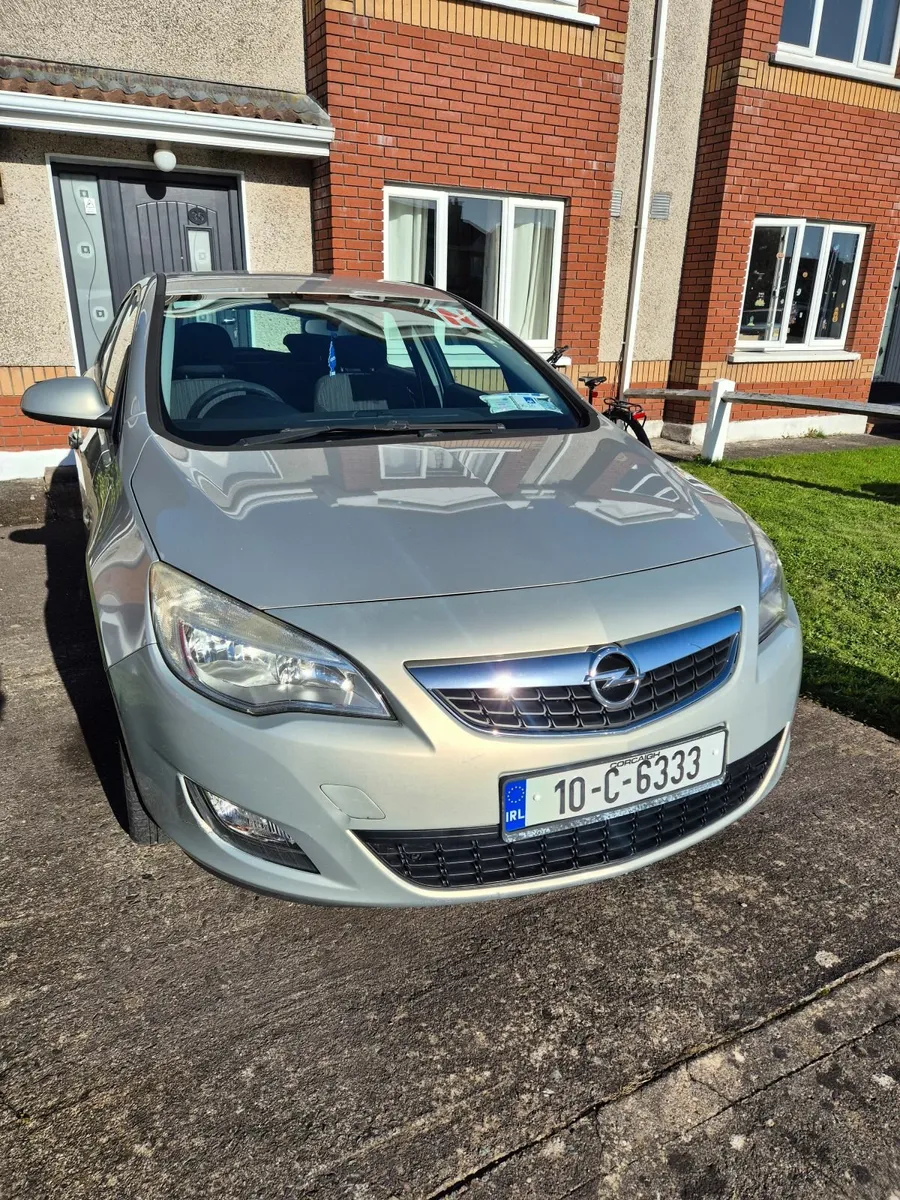 Opel Astra 2010 - Image 1