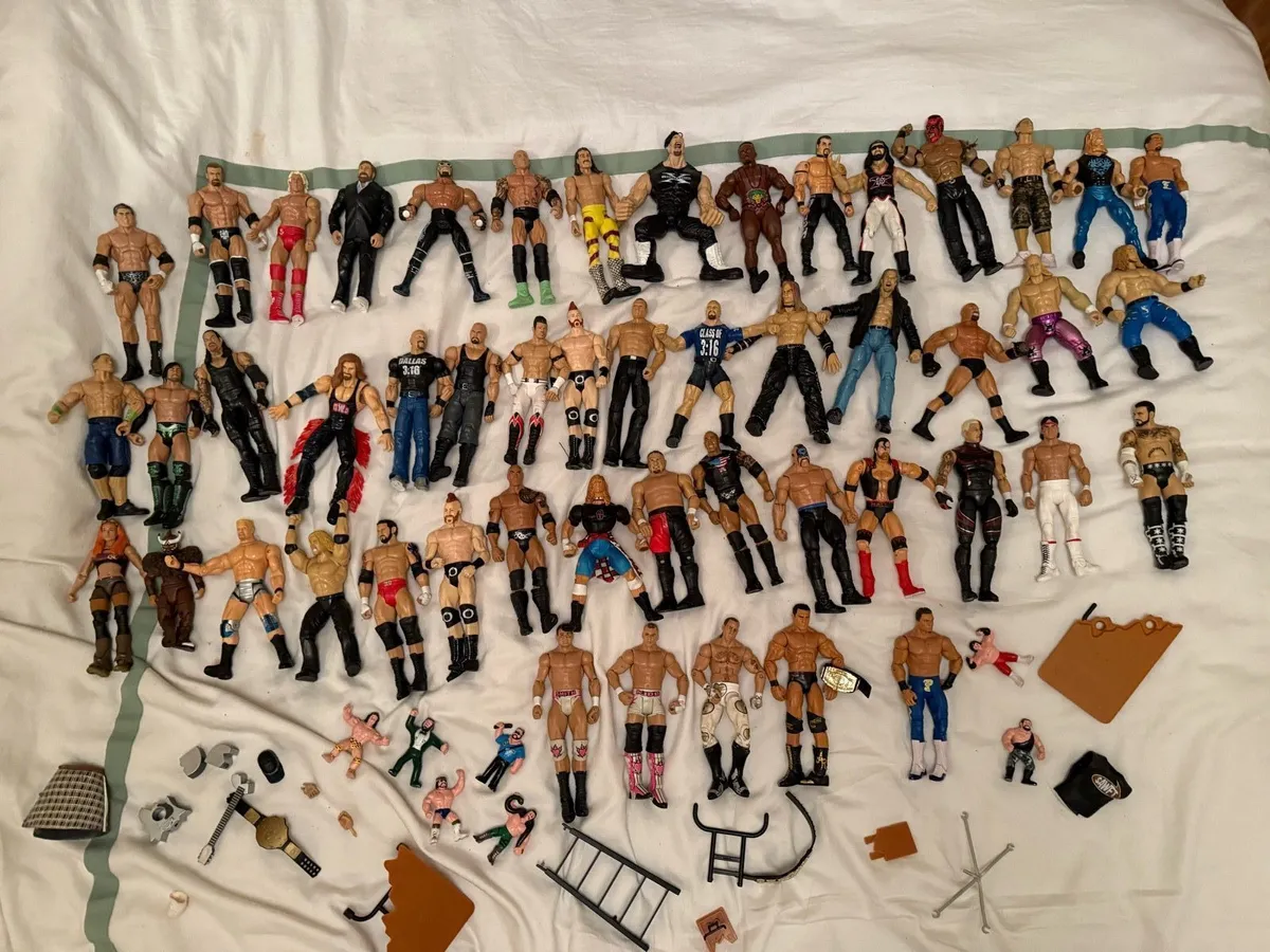 Wwe 50 wrestling actions figures and accessories - Image 1
