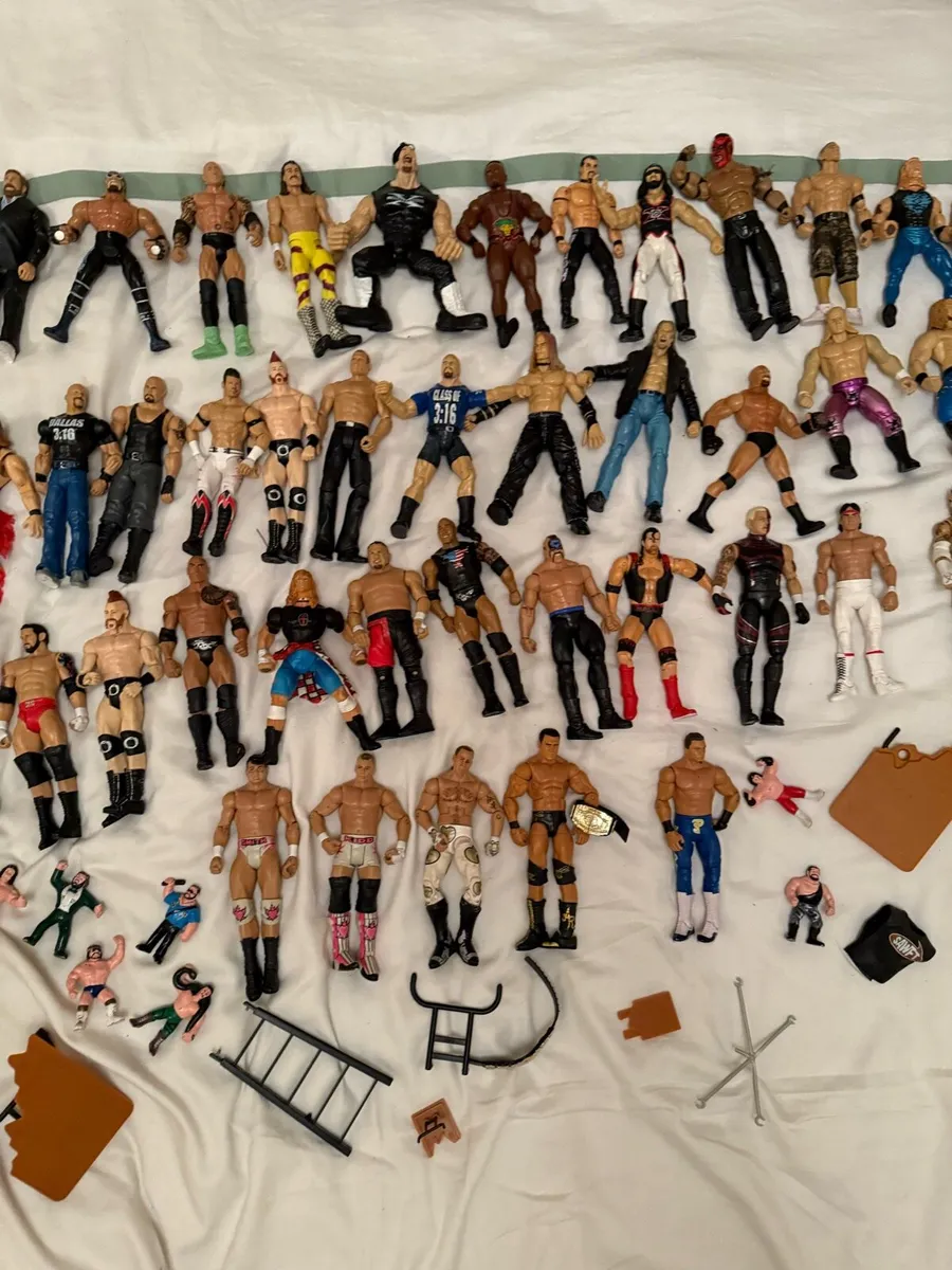 Wwe 50 wrestling actions figures and accessories - Image 3