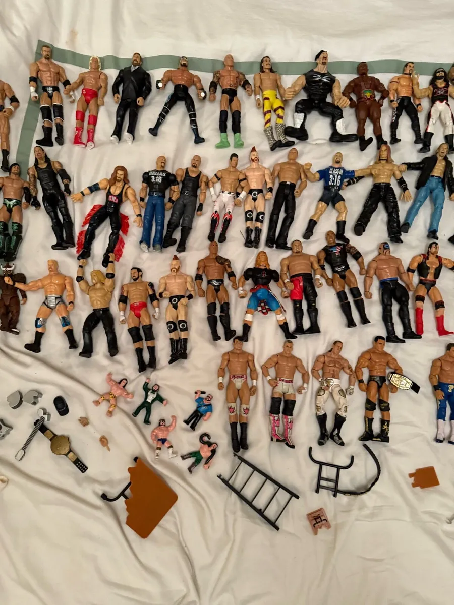 Wwe 50 wrestling actions figures and accessories - Image 4