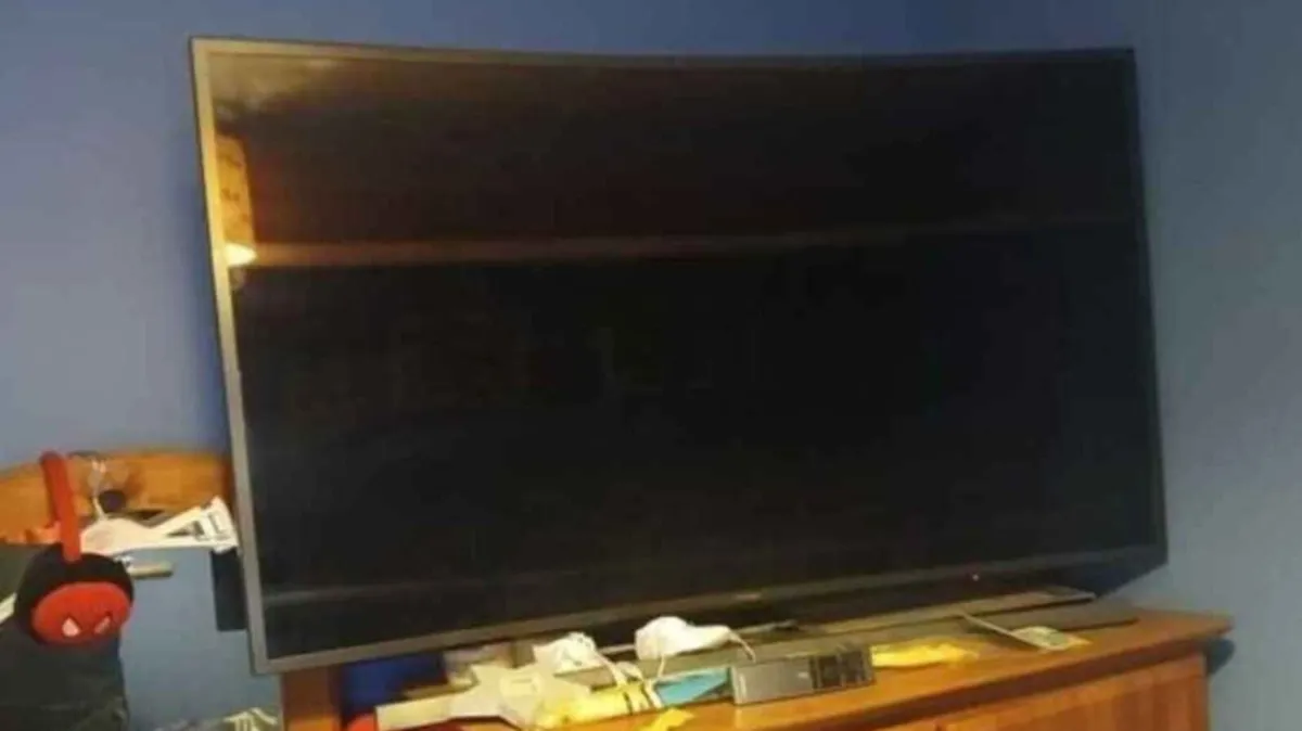 Samsung 48 curved smart tv - Image 3