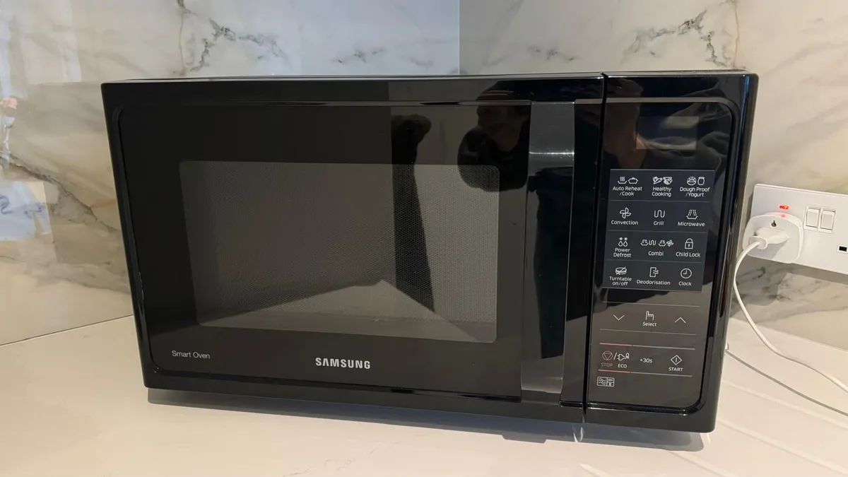 Samsung Smart Microwave/Oven - like new - Image 1