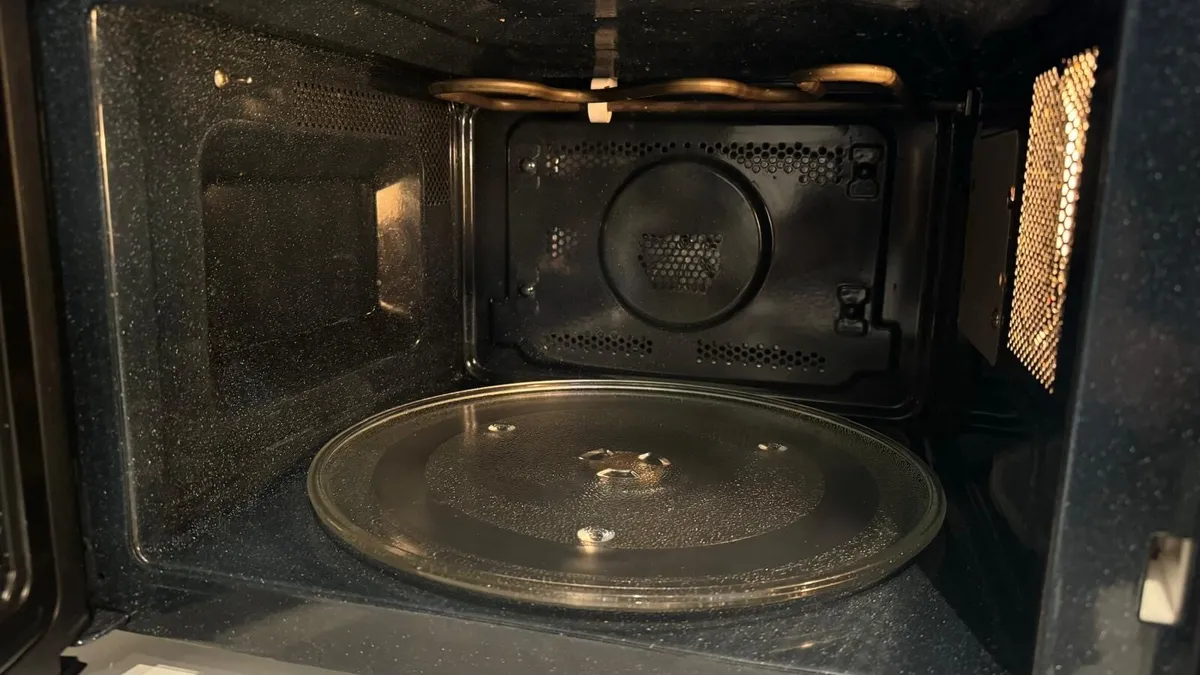 Samsung Smart Microwave/Oven - like new - Image 3