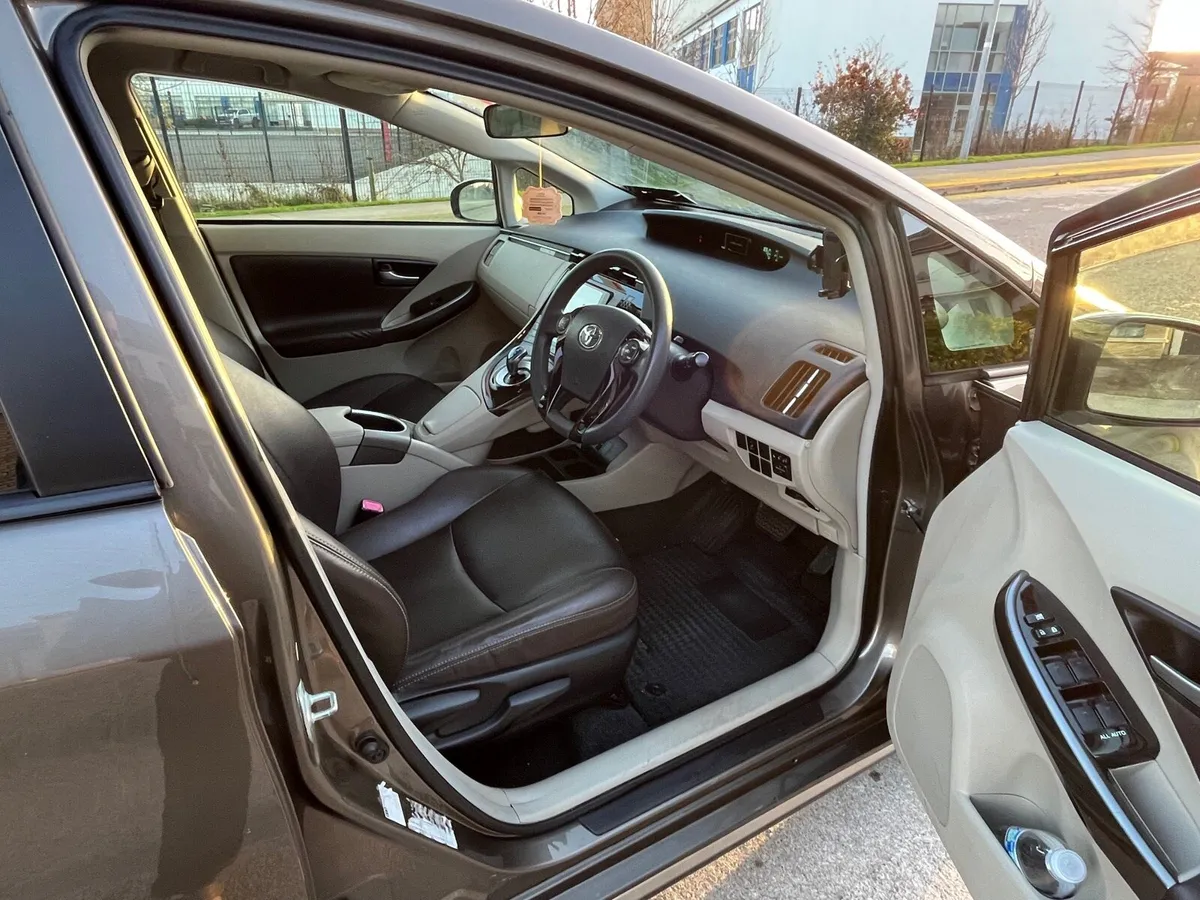 Toyota Prius 2013 - Hybrid, Reliable, Well Mantain - Image 4