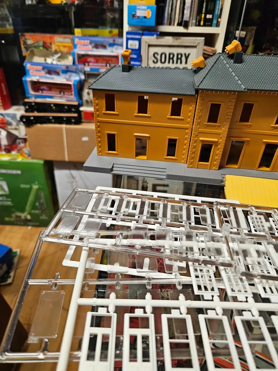 Hornby Lima OO Gauge Train Station - Image 2