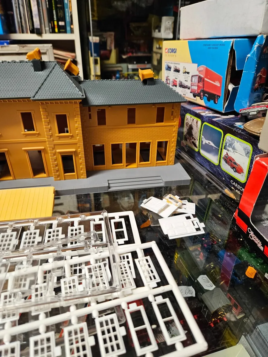 Hornby Lima OO Gauge Train Station - Image 3