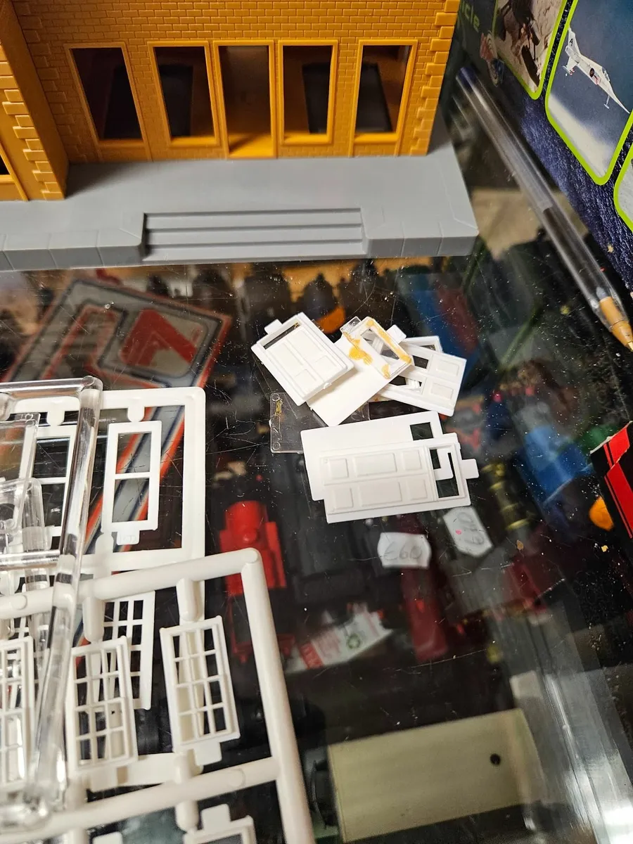 Hornby Lima OO Gauge Train Station - Image 4