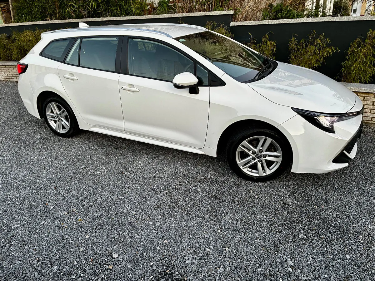 Toyota Corolla 2022 Hybrid Estate - Image 2