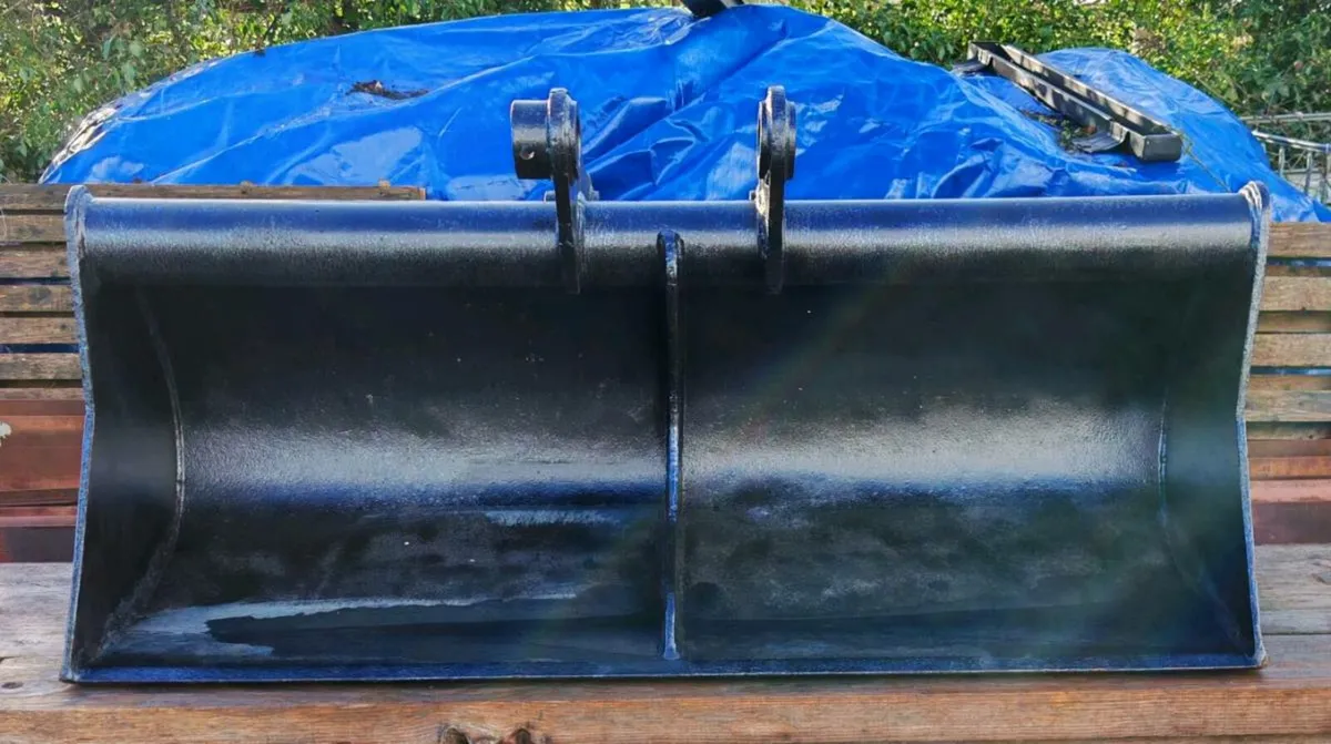 6ft Grading & 2 ft Digging Bucket 65mm pins - Image 1