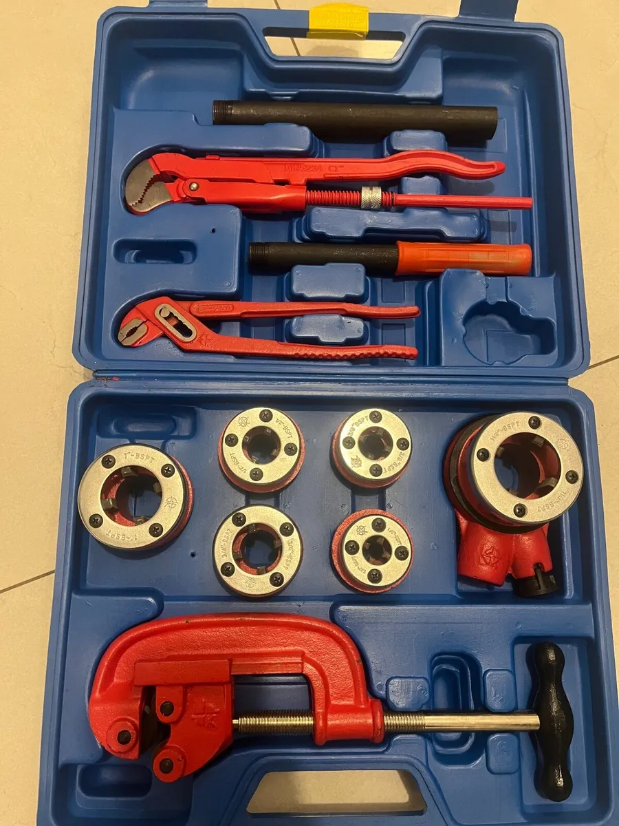 Pipe threading kit - Image 1