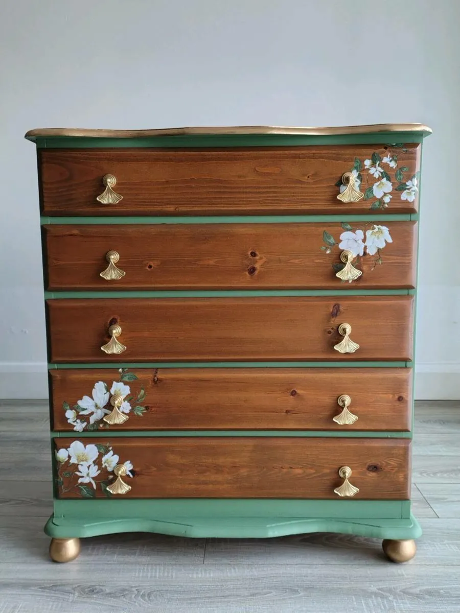 Solid wood chest of drawers - Image 1